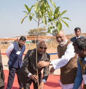 President Kovind plants with Dajii the 100000th plant on Kanha Ashram